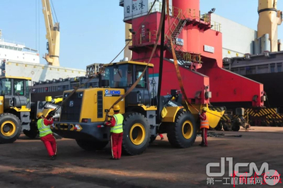 山東港口日照港43小時內完成首次大批量工程機械裝船任務